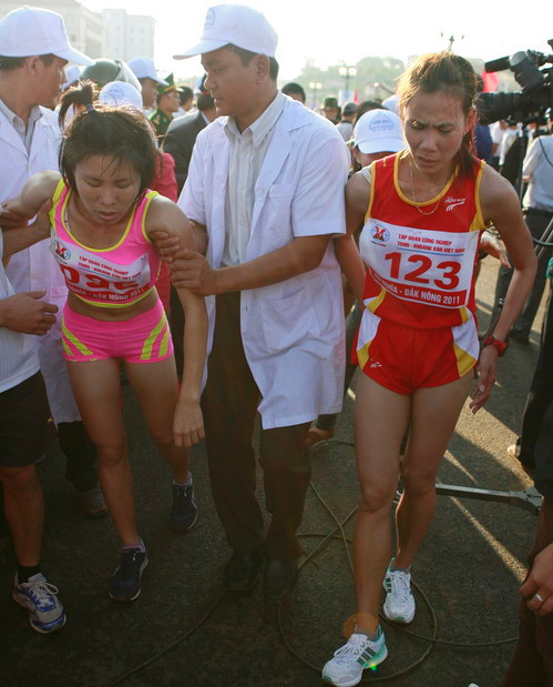 Phải nhờ đến nhân viên y tế chăm sóc khi về tới đích