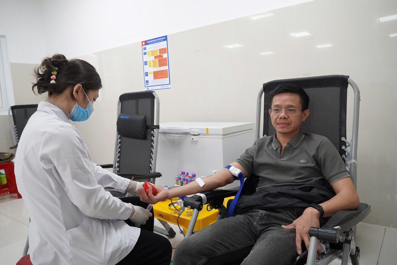 Anh Trương Mạnh Hùng ở phường Bắc Nghĩa (TP. Đồng Hới) tham gia hiến máu, khi nhận được thông tin cần giúp đỡ trên facebook. Anh Trương Mạnh Hùng ở phường Bắc Nghĩa (TP. Đồng Hới) tham gia hiến máu, khi nhận được thông tin cần giúp đỡ trên facebook.