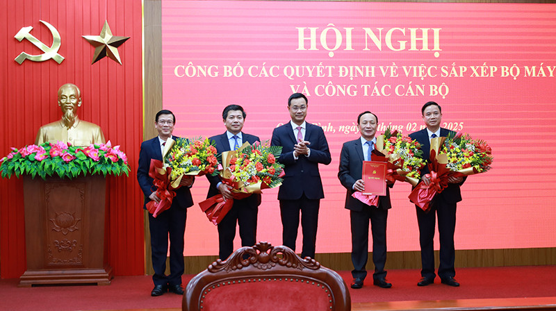 Bí thư Tỉnh uỷ Quảng Bình Lê Ngọc Quang tặng hoa chúc mừng Bí thư và các Phó Bí thư Đảng uỷ các cơ quan Đảng tỉnh.