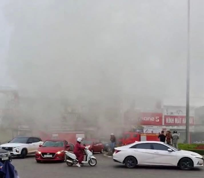 Vụ cháy gây náo loạn một góc phố, lực lượng chức năng phải phong toả, cấm đường để phục vụ công tác chữa cháy. Vụ cháy gây náo loạn một góc phố, lực lượng chức năng phải phong toả, cấm đường để phục vụ công tác chữa cháy.