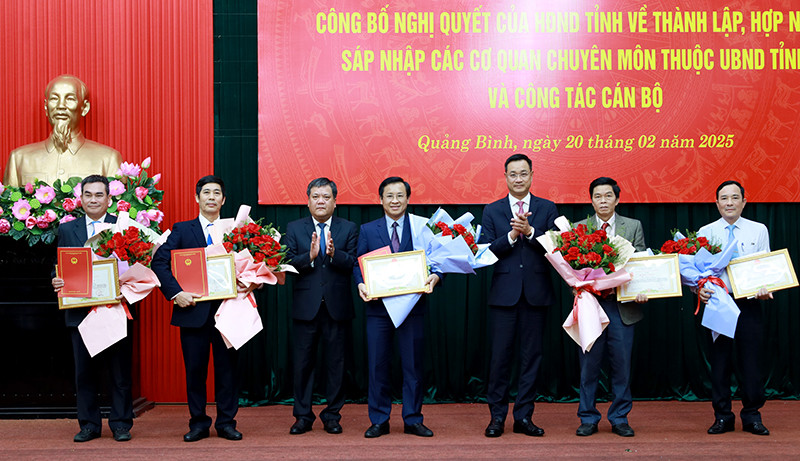 Bí thư Tỉnh ủy Lê Ngọc Quang và Chủ tịch UBND tỉnh Trần Phong tặng hoa các cán bộ xung phong nghỉ hưu trước tuổi. Bí thư Tỉnh ủy Lê Ngọc Quang và Chủ tịch UBND tỉnh Trần Phong tặng hoa các cán bộ xung phong nghỉ hưu trước tuổi.