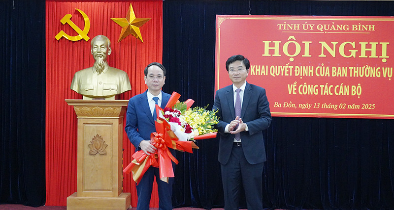 Ông Trương An Ninh, nguyên Bí thư Thị uỷ Ba Đồn vừa được điều động giữ chức Trưởng Ban Tuyên giáo và Dân vận Tỉnh uỷ Quảng Bình tặng hoa chúc mừng ông Phan Mạnh Hùng.