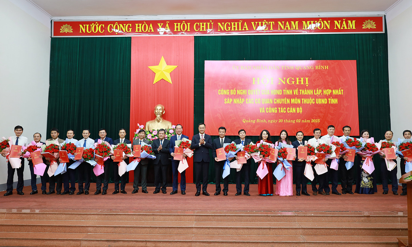 Lãnh đạo tỉnh Quảng Bình tặng hoa chúc mừng các cán bộ vừa được bổ nhiệm sau sắp xếp. Lãnh đạo tỉnh Quảng Bình tặng hoa chúc mừng các cán bộ vừa được bổ nhiệm sau sắp xếp.