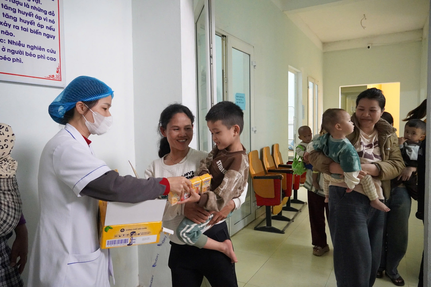 Tặng sữa cho bệnh nhân nhi đang điều trị cúm tại Bệnh viện Đa khoa Minh Hoá. Tặng sữa cho bệnh nhân nhi đang điều trị cúm tại Bệnh viện Đa khoa Minh Hoá.