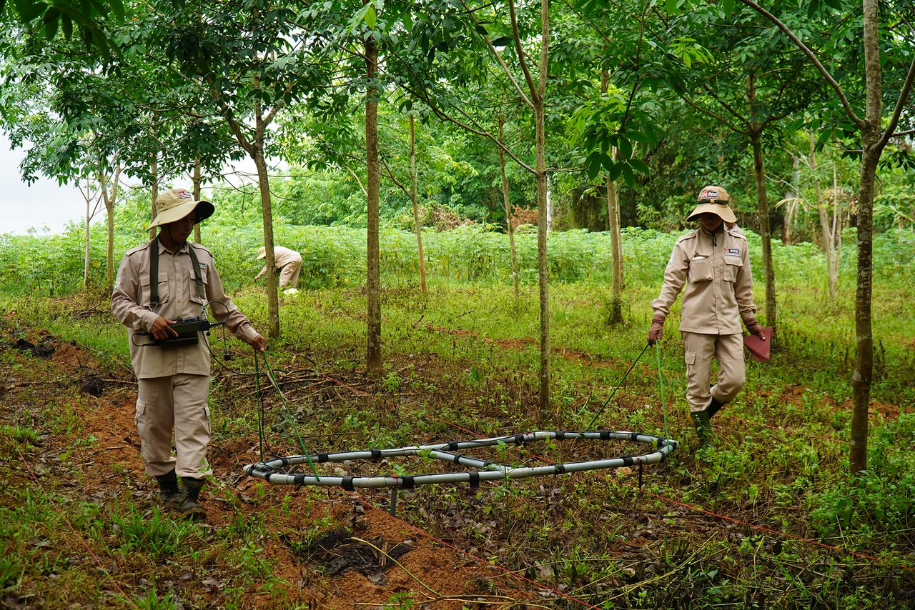 Các dự án không chỉ khắc phục hậu quả bom mìn mà còn tạo công ăn việc làm cho hàng nghìn lao động.