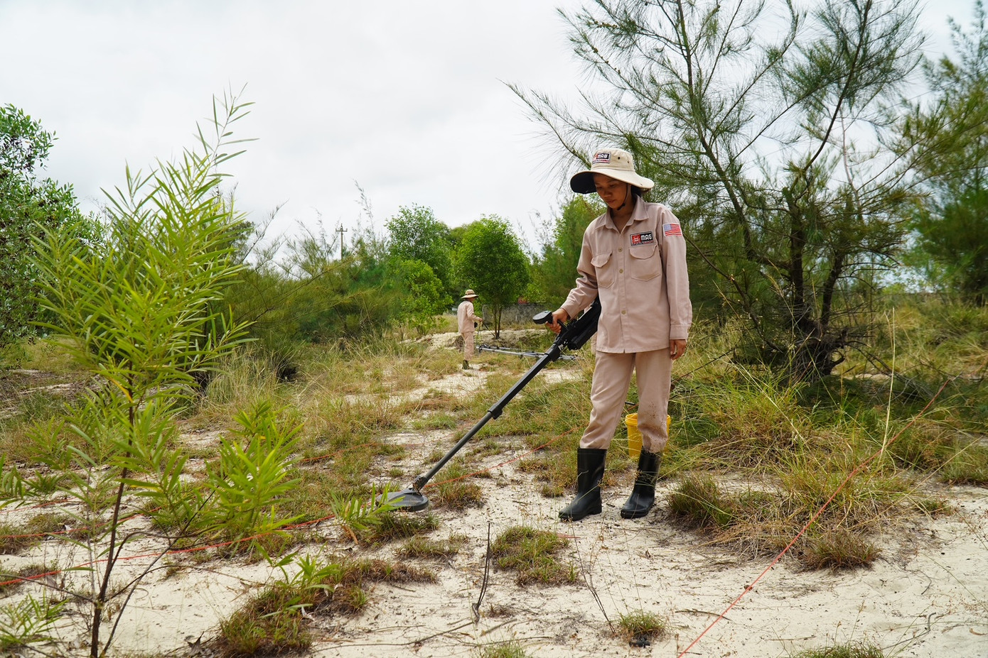 Các dự án rà phá bom mìn được tái khởi động.