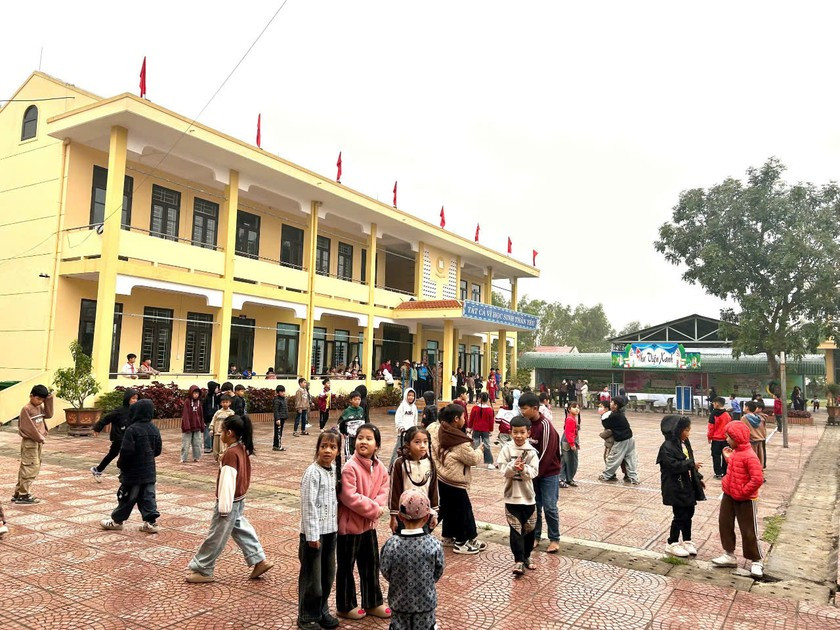 Các em học sinh đã được đến trường sau nhiều ngày gián đoạn. Các em học sinh đã được đến trường sau nhiều ngày gián đoạn.