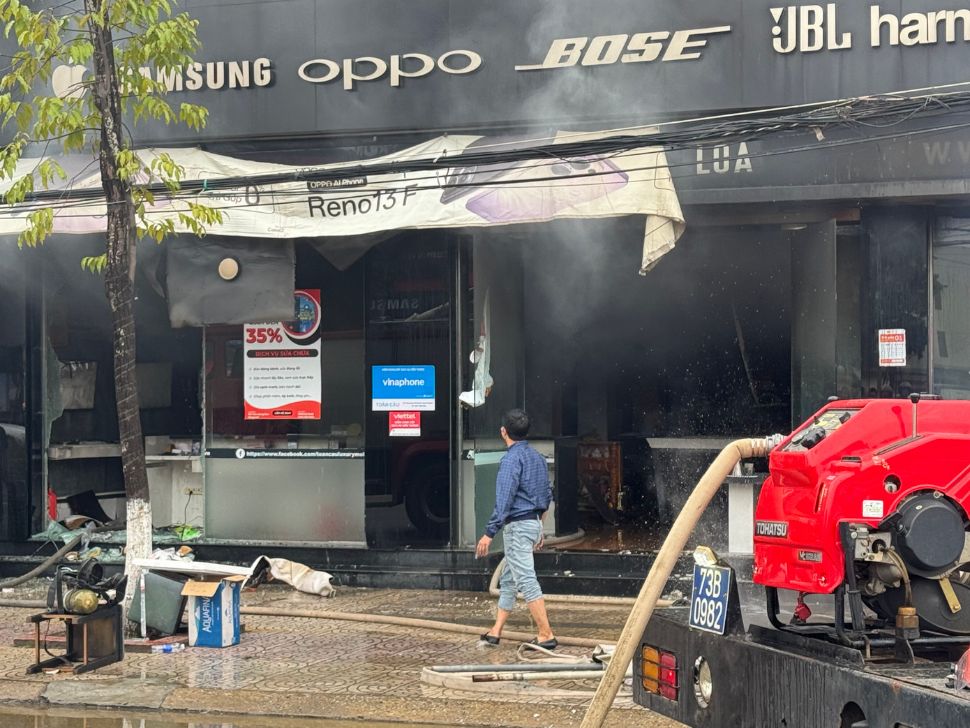 Ngọn lửa được khống chế, những hàng hoá bên trong gần như bị thiêu rụi, thiệt hại rất lớn. Ngọn lửa được khống chế, những hàng hoá bên trong gần như bị thiêu rụi, thiệt hại rất lớn.