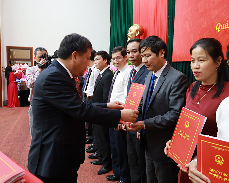 Chủ tịch UBND tỉnh Trần Phong trao quyết định công tác cán bộ sau sắp xếp. Chủ tịch UBND tỉnh Trần Phong trao quyết định công tác cán bộ sau sắp xếp.