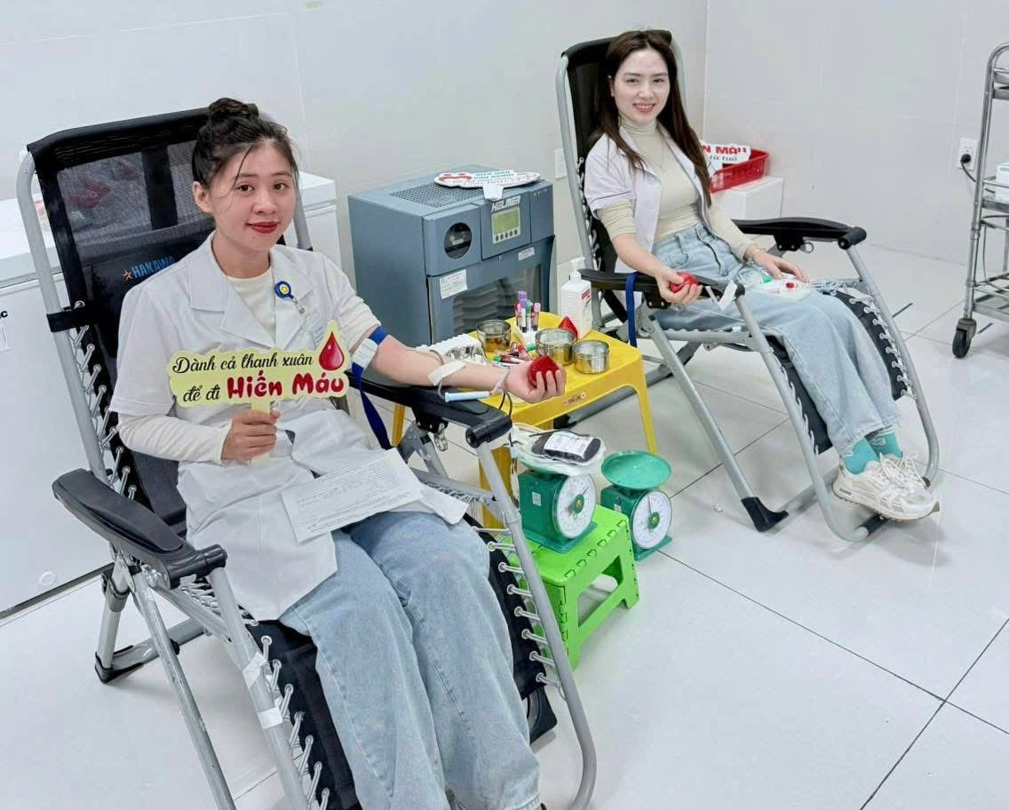 Các bạn trẻ công tác tại bệnh viện hưởng ứng Ngày hội “Blouse trắng-trái tim hồng”. Các bạn trẻ công tác tại bệnh viện hưởng ứng Ngày hội “Blouse trắng-trái tim hồng”.