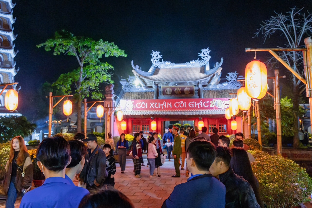 Đông đảo phật tử và khách hành hương đến tham gia khai hội. Đông đảo phật tử và khách hành hương đến tham gia khai hội.