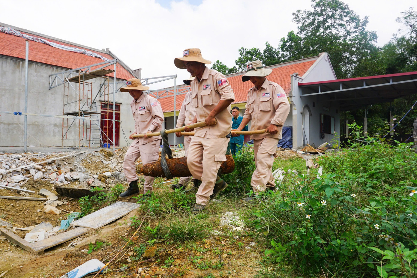 Việc tạm dừng của các dự án sẽ ảnh hưởng đến công tác khắc phục hậu quả bom mìn và hàng trăm người lao động trên địa bàn Quảng Bình.