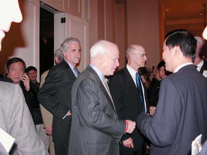 Nguyễn Anh Tuấn với Thượng nghị sĩ J.McCain( trái) ở Washington DC tháng 6/2005. Ảnh: Xuân Ba Nguyễn Anh Tuấn với Thượng nghị sĩ J.McCain( trái) ở Washington DC tháng 6/2005. Ảnh: Xuân Ba