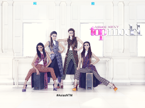 Thùy Trang (thứ 2 từ trái sang) trong bức ảnh đẹp nhất tập thứ 2 chụp cùng các bạn trong cuộc thi