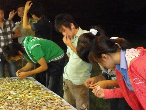 Những món lưu niệm ở lề đường trở thành những “tín vật” thiêng liêng họ dành tặng nhau