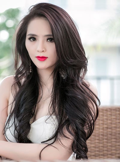 Bóng chuyền nữ Việt Nam xuất hiện rất nhiều chân dài và đoạt những giải cao tại những cuộc thi sắc đẹp. Nổi bật nhất thời gian gần đây chính là Lại Hương Thảo - đại diện của Việt Nam tham dự cuộc thi Hoa hậu thế giới 2013. Lại Hương Thảo vốn xuất phát điểm là một VĐV bóng chuyền. Sau đó, Hương Thảo đoạt danh hiệu Hoa khôi thể thao năm 2012 và đoạt giải “Nữ hoàng châu Á” tại cuộc thi Hoa hậu siêu quốc gia 2012 diễn ra tại Ba Lan 