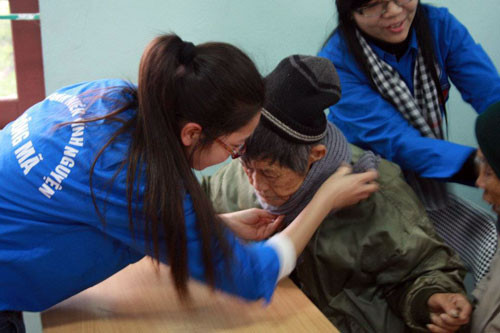 Các bạn sinh viên tình nguyện tự tay đan khăn tặng các cụ già để mùa đông bớt lạnh 