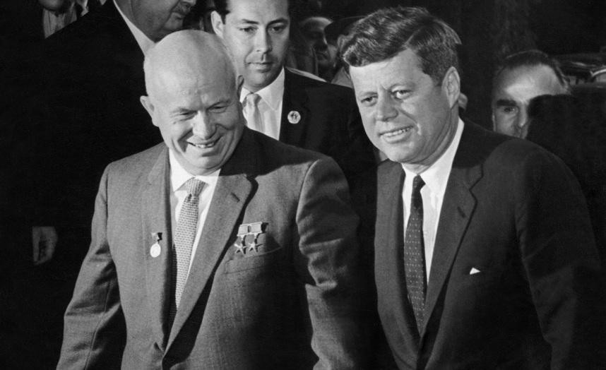 Nhà lãnh đạo Liên Xô Nikita Khrushchev (bên trái) và Tổng thống Mỹ John F. Kennedy. Ảnh: AF Nhà lãnh đạo Liên Xô Nikita Khrushchev (bên trái) và Tổng thống Mỹ John F. Kennedy. Ảnh: AF