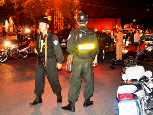 Tuyến đường Hồ Huấn Nghiệp bị phong toả. Ảnh: Oanh Nguyễn Tuyến đường Hồ Huấn Nghiệp bị phong toả