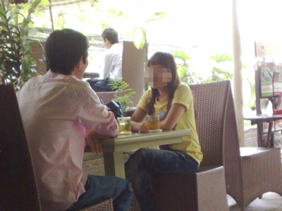 Một “hàng” đang ngã giá với phóng viên tại quán cà phê 