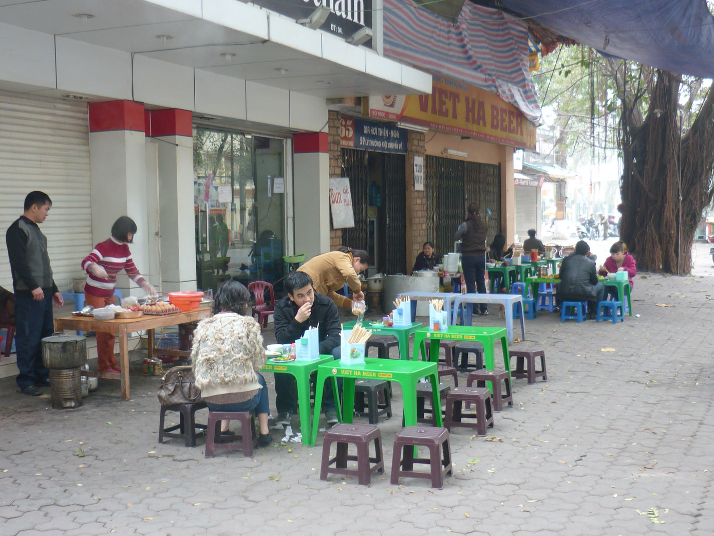 Hai quán phở trên phố Trần Nhân Tông 