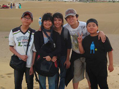 Huyền chíp từ trái qua (thứ 2) cùng sinh viên Việt Nam và Ấn Độ. Huyền chíp từ trái qua (thứ 2) cùng sinh viên Việt Nam và Ấn Độ