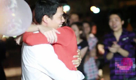 Ôm nhau hạnh phúc . Ôm nhau hạnh phúc