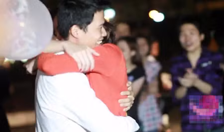 Ôm nhau hạnh phúc 