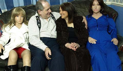 Vợ chồng Bob và Lizzie vui vẻ bên hai người “bạn thân”