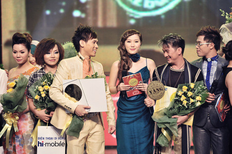 Thái Thùy Linh (thứ 2 từ trái sang) phải mượn tạm bộ quần áo của khán giả khi lên nhận giải Top album của năm