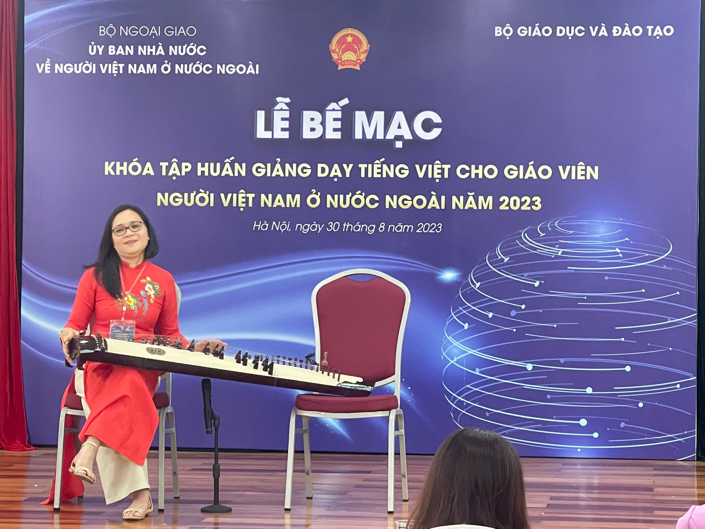 Học viên người Việt tại Pháp biểu diễn đàn tranh.(Ảnh: L.A)