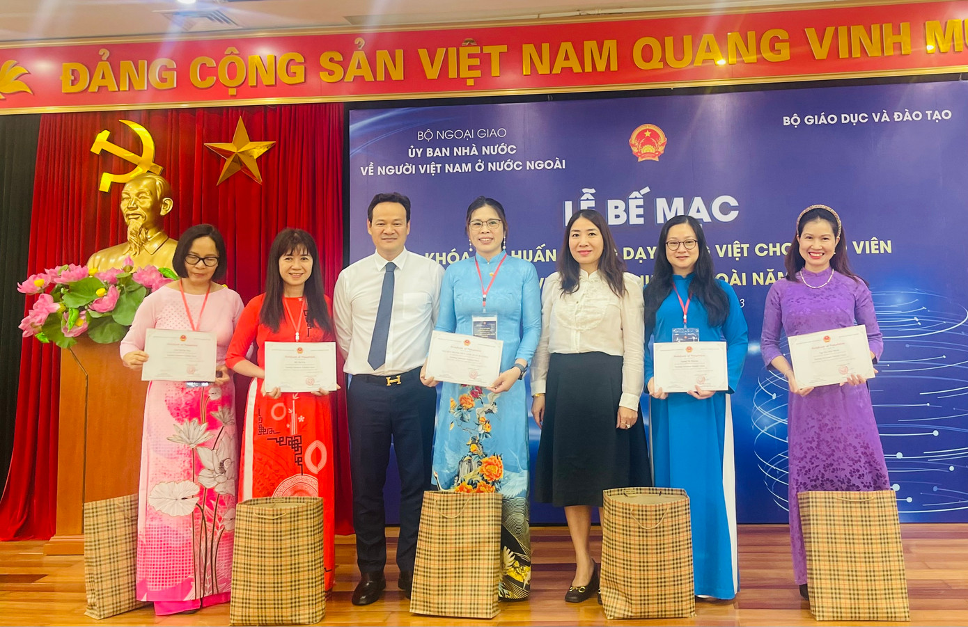 Ông Mai Phan Dũng - Phó Chủ nhiệm Ủy ban Nhà nước về người Việt Nam ở nước ngoài, Bộ Ngoại giao, trao chứng chỉ cho các học viên. (Ảnh: L.A)