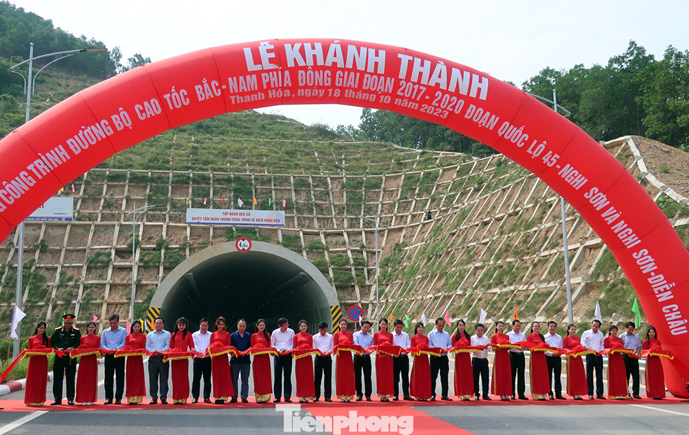 Phó Thủ tướng Trần Hồng Hà cùng lãnh đạo các bộ ngành, địa phương cắt băng khánh thành một phần cao tốc Bắc - Nam đoạn QL45 - Diễn Châu.