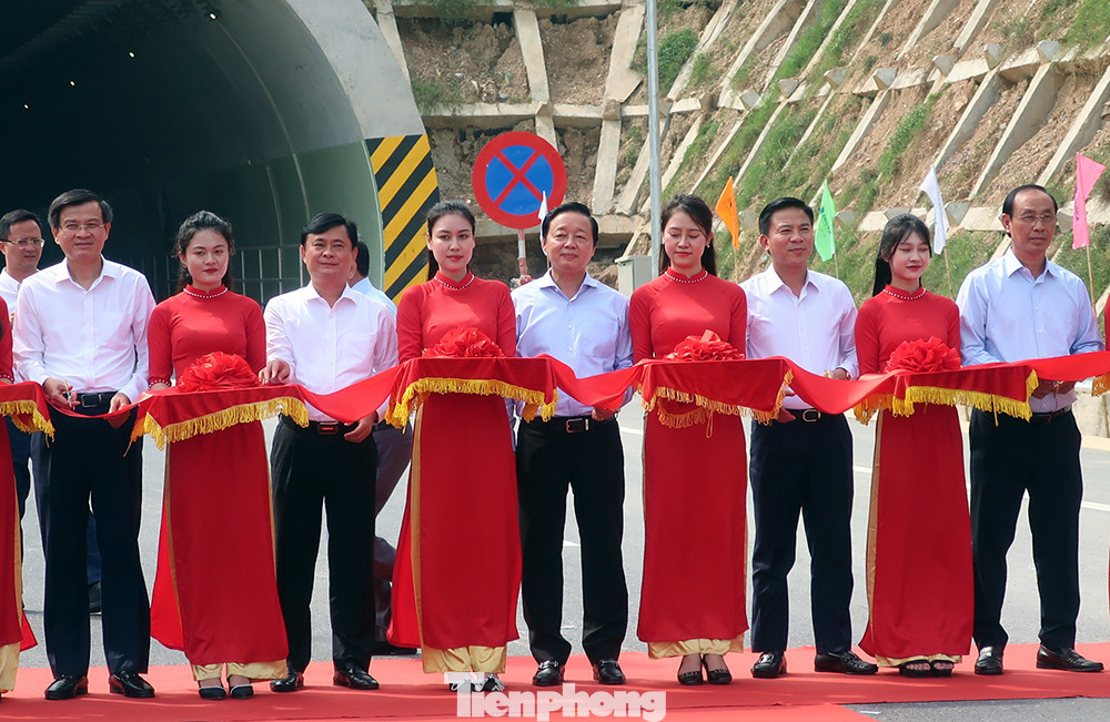 Phó Thủ tướng Trần Hồng Hà cùng lãnh đạo các bộ ngành, địa phương cắt băng khánh thành một phần cao tốc Bắc - Nam.