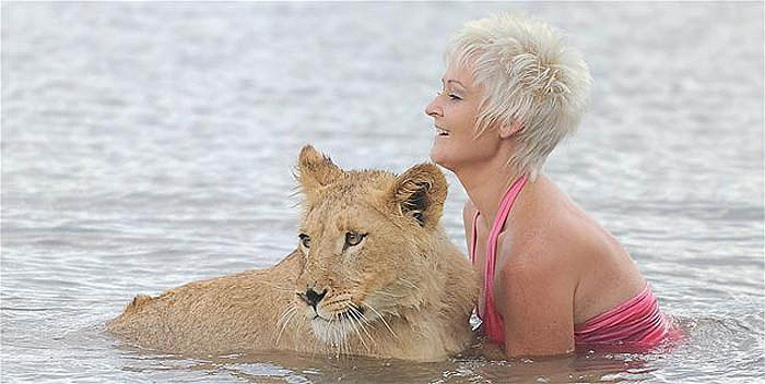 Timba cũng rất thích nước nhưng vẫn không muốn rời cô chủ nửa bước