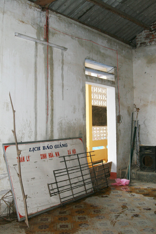 Mưa dột lênh láng nước