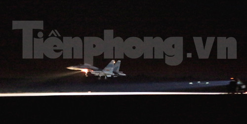 Sau khi chuyến bay khí tượng trở về, chiếc máy bay đầu tiên di chuyển từ nơi đỗ ra phía đường băng…