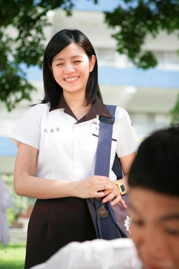 Nụ cười dịu dàng với lúm đồng tiền cực duyên khiến cô nàng gây ấn tượng sâu đậm với người xem. Nụ cười dịu dàng với lúm đồng tiền cực duyên khiến cô nàng gây ấn tượng sâu đậm với người xem