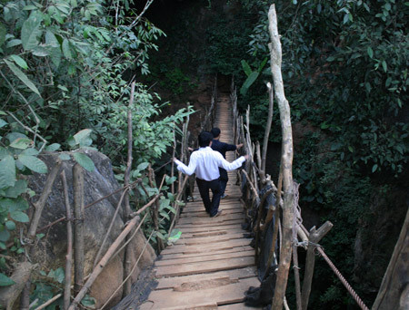 Đường xuống hang Ca-tơ, xã Châu Hồng (Quỳ Hợp-Nghệ An). Đường xuống hang Ca-tơ, xã Châu Hồng (Quỳ Hợp-Nghệ An)