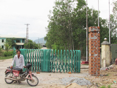 Anh Vũ Văn Tá trước cổng NMCBNSXK Phú Túc. Ảnh: H.K. Anh Vũ Văn Tá trước cổng NMCBNSXK Phú Túc Ảnh: H.K