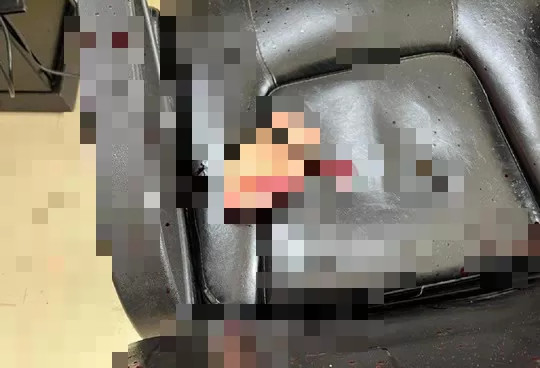 Bàn tay của nạn nhân bị chém đứt lìa nằm trên ghế cắt tóc.