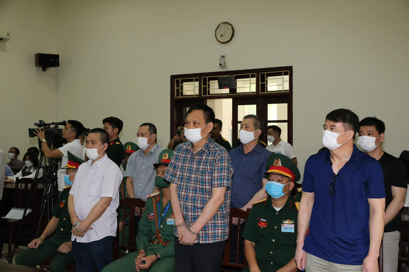 Bị cáo Nguyễn Thế Anh, cựu Đại tá Chỉ huy trưởng Biên phòng Kiên Giang, cựu Phó Chánh Văn phòng thường trực Ban Chỉ đạo 389 quốc gia. (áo xanh bên phải).