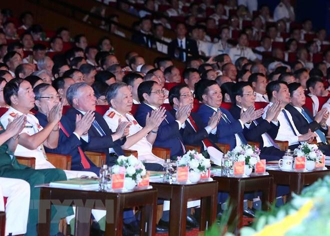 Thủ tướng Chính phủ cùng các đại biểu tham dự Lễ kỷ niệm. Ảnh: TTXVN Thủ tướng Chính phủ cùng các đại biểu tham dự Lễ kỷ niệm. Ảnh: TTXVN