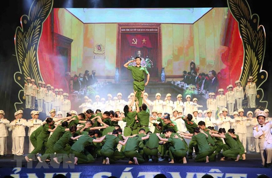 Tiết mục văn nghệ chào mừng Lễ kỷ niệm. Ảnh: TTXVN Tiết mục văn nghệ chào mừng Lễ kỷ niệm. Ảnh: TTXVN