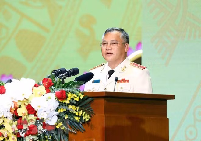 Thiếu tướng Nguyễn Văn Long, Thứ trưởng Bộ Công an đọc Thư chúc mừng lực CSND của Tổng Bí thư Nguyễn Phú Trọng. Ảnh: TTXVN