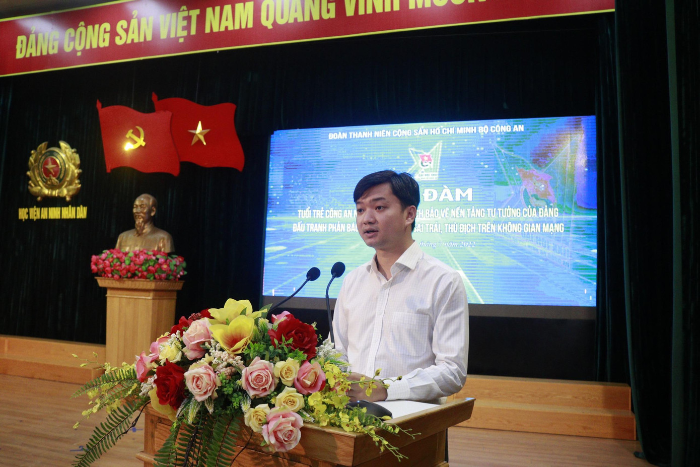 Bí thư Trung ương Đoàn, Chủ tịch T.Ư Hội Sinh viên Việt Nam Nguyễn Minh Triết phát biểu tại buổi tọa đàm.