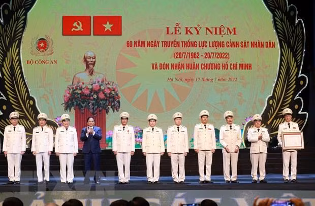Thủ tướng Phạm Minh Chính trao tặng Huân chương Hồ Chí Minh cho lực lượng Cảnh sát Nhân dân, Bộ Công an. (Ảnh: Phạm Kiên/TTXVN)