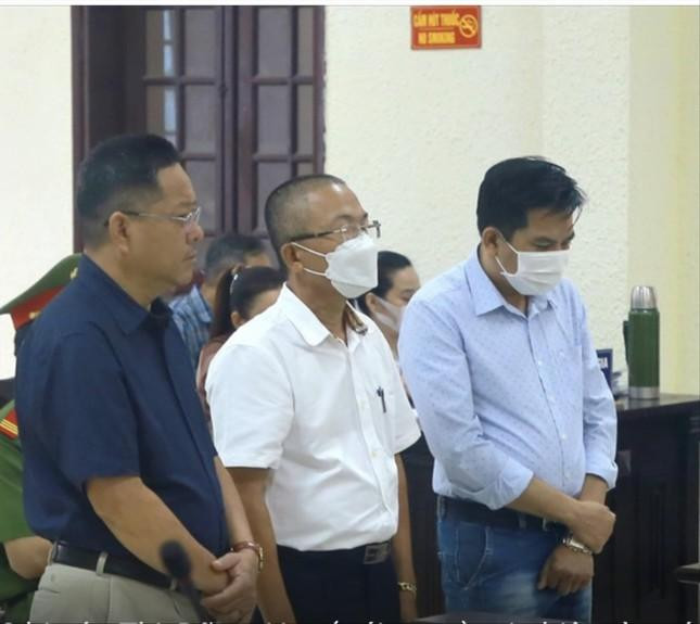 Ba bị cáo Phan Bùi Bảo Thi, Lê Anh Dũng, Nguyễn Huy tại phiên tòa ngày 31/3 (từ trái sang). Ba bị cáo Phan Bùi Bảo Thi, Lê Anh Dũng, Nguyễn Huy tại phiên tòa ngày 31/3 (từ trái sang).