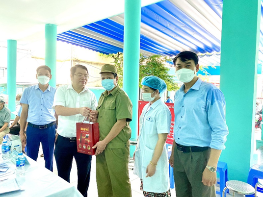 Phường Dịch Vọng tổ chức khám sức khoẻ và cấp thuốc miễn phí cho các gia đình chính sách người có công. Phường Dịch Vọng tổ chức khám sức khoẻ và cấp thuốc miễn phí cho các gia đình chính sách người có công.