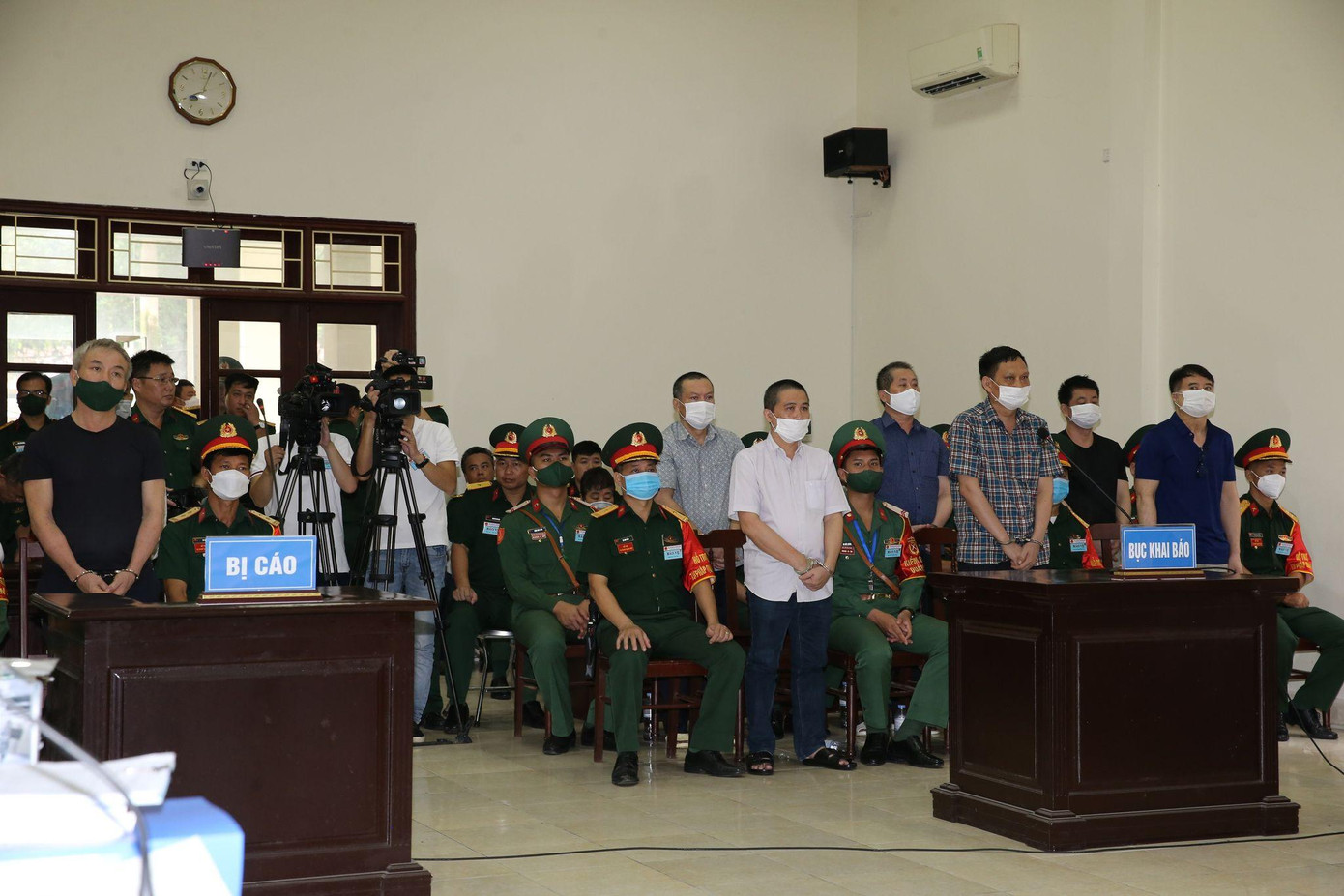 Các bị cáo tại phiên toà sơ thẩm. Các bị cáo tại phiên toà sơ thẩm.